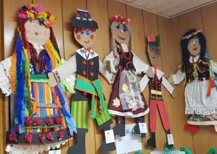 Regionalne stroje ludowe z recyklingu